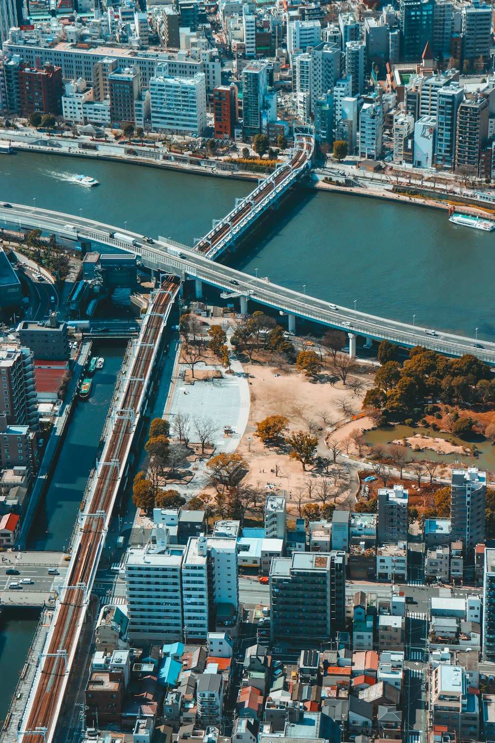 Una veduta aerea di una città e di un ponte