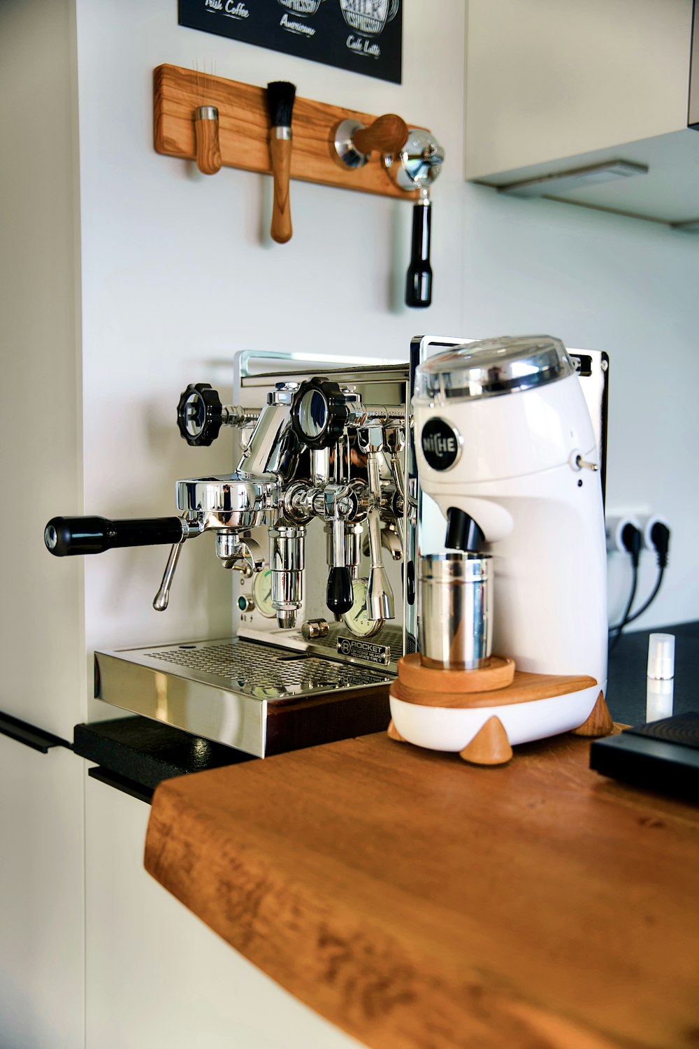 una máquina de café encima de un mostrador de madera