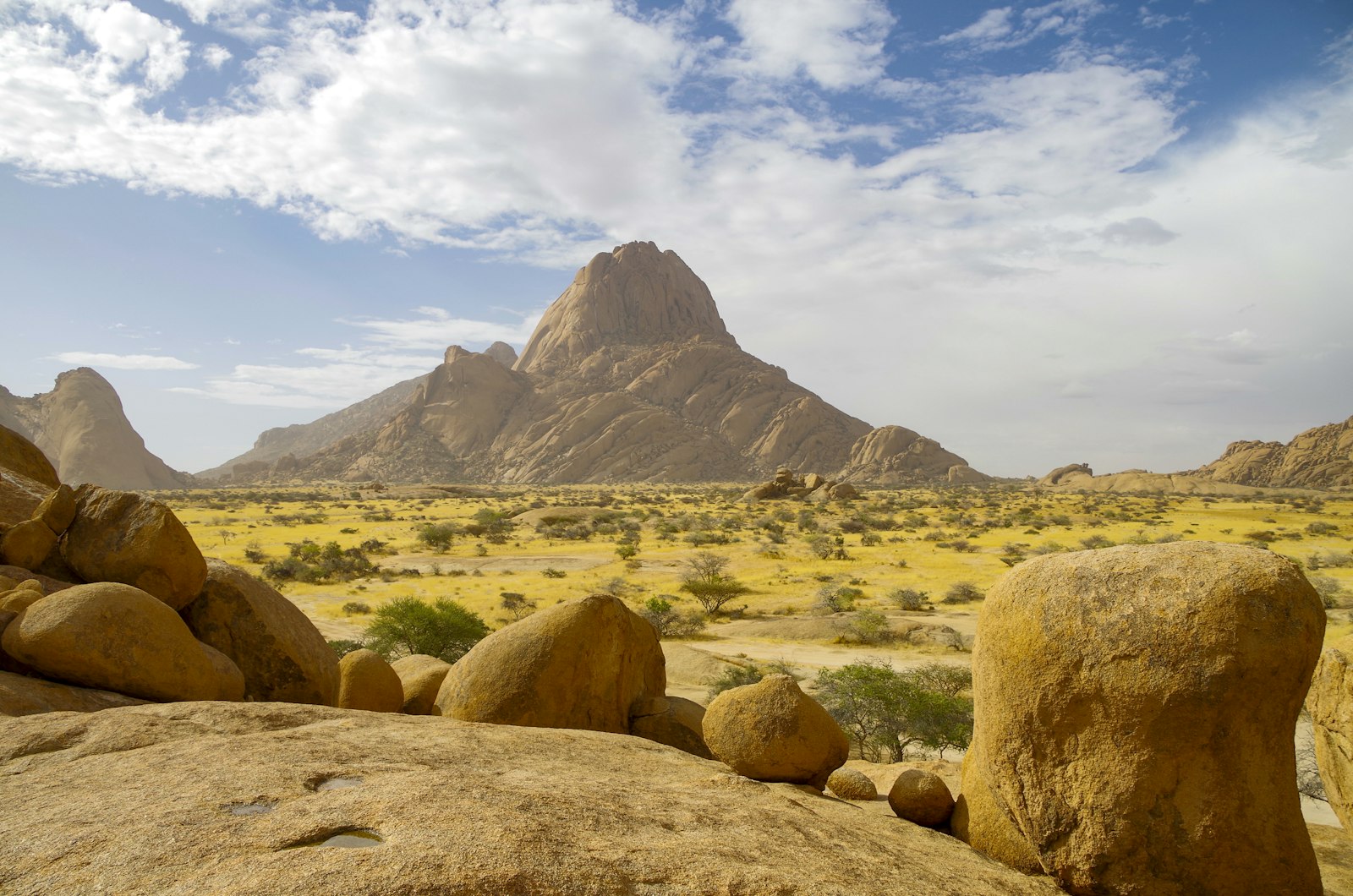 Granitblöcke mit dem Gipfel der Spitzkoppe im Hintergrund, Erongo-Binnenland, Namibia