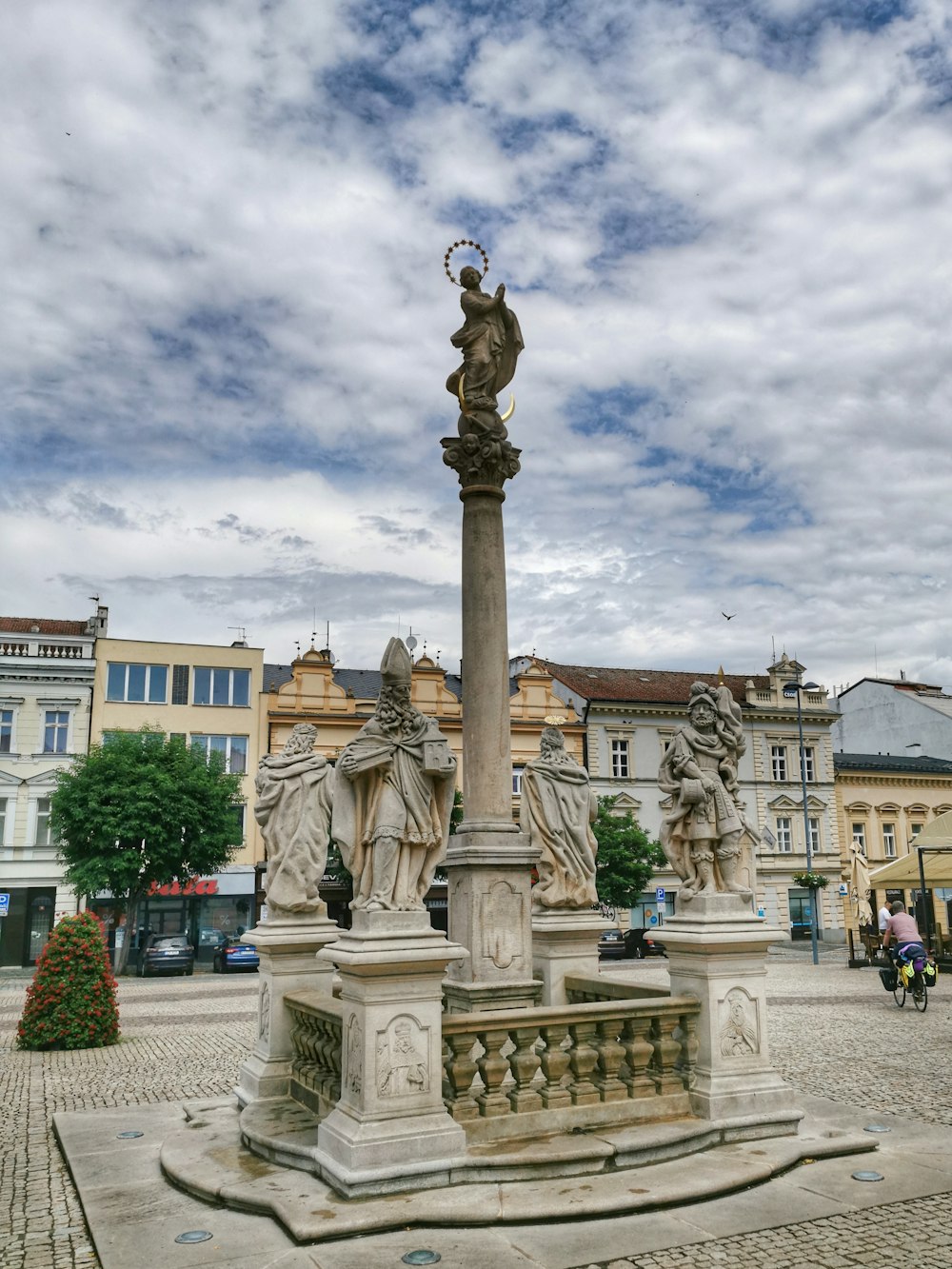 uma estátua no meio de uma praça