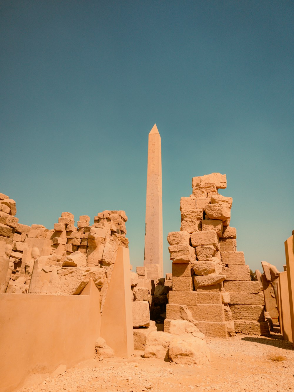un alto obelisco en medio de un desierto