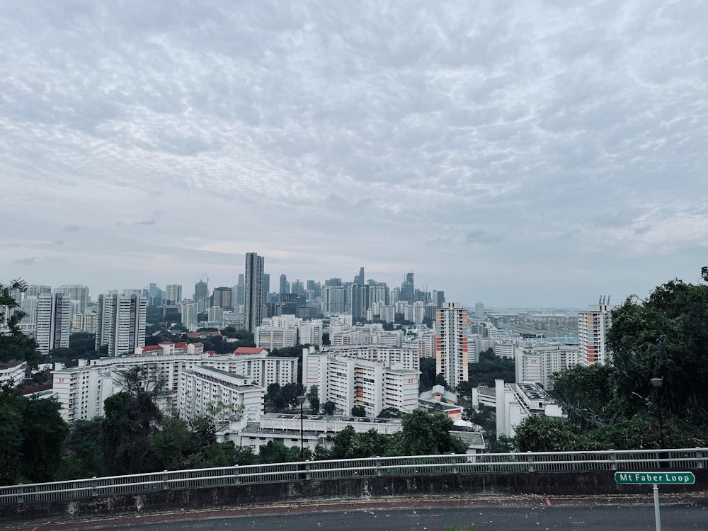 Una vista de una ciudad desde la cima de una colina