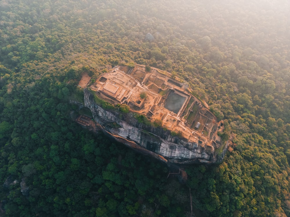 Una veduta aerea di un edificio in mezzo a una foresta