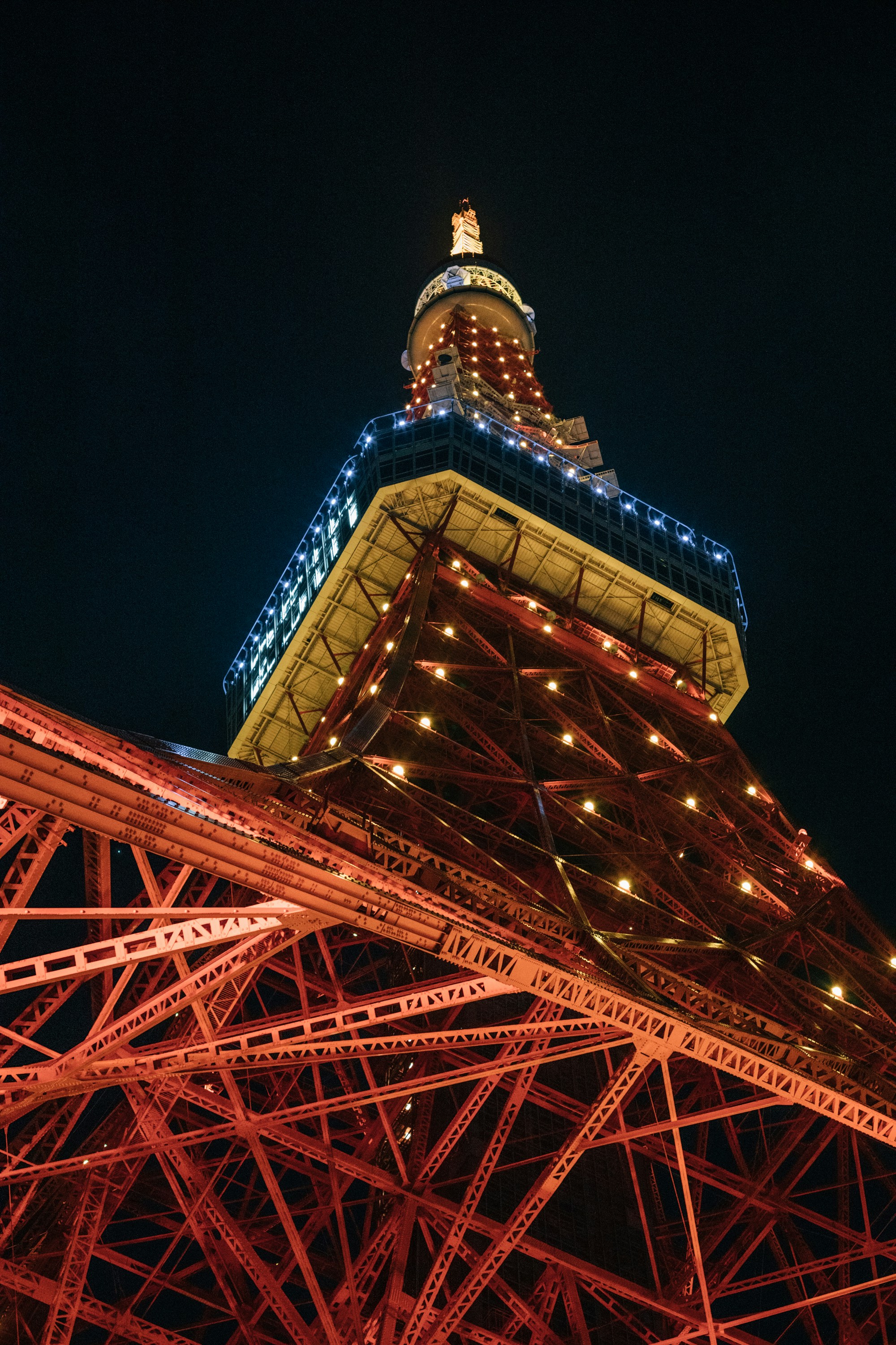 Ein sehr hoher Turm mit einer Uhr an der Seite