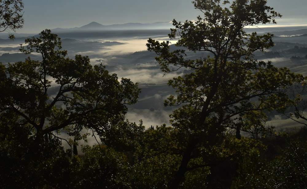 Le soleil brille à travers les nuages au loin