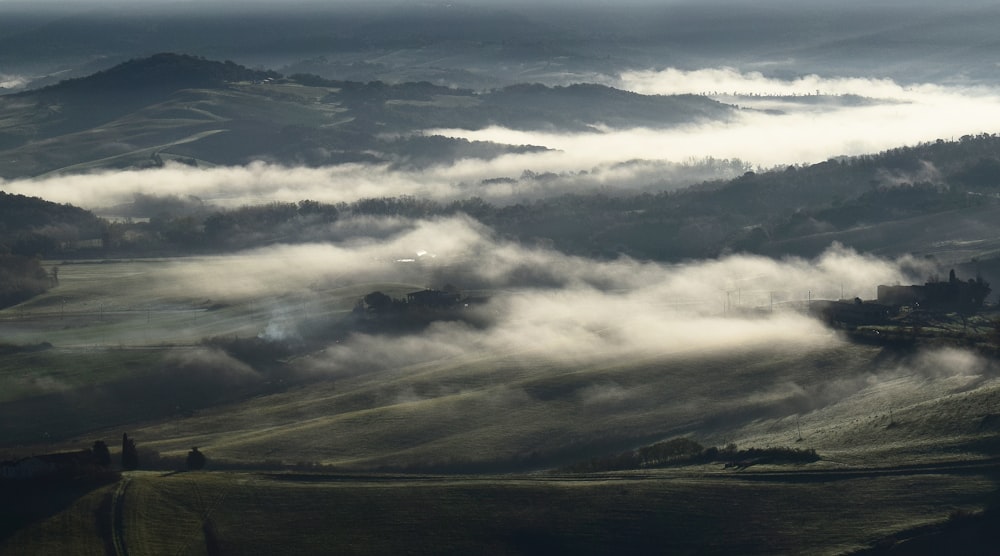 uma vista de um vale coberto de nevoeiro