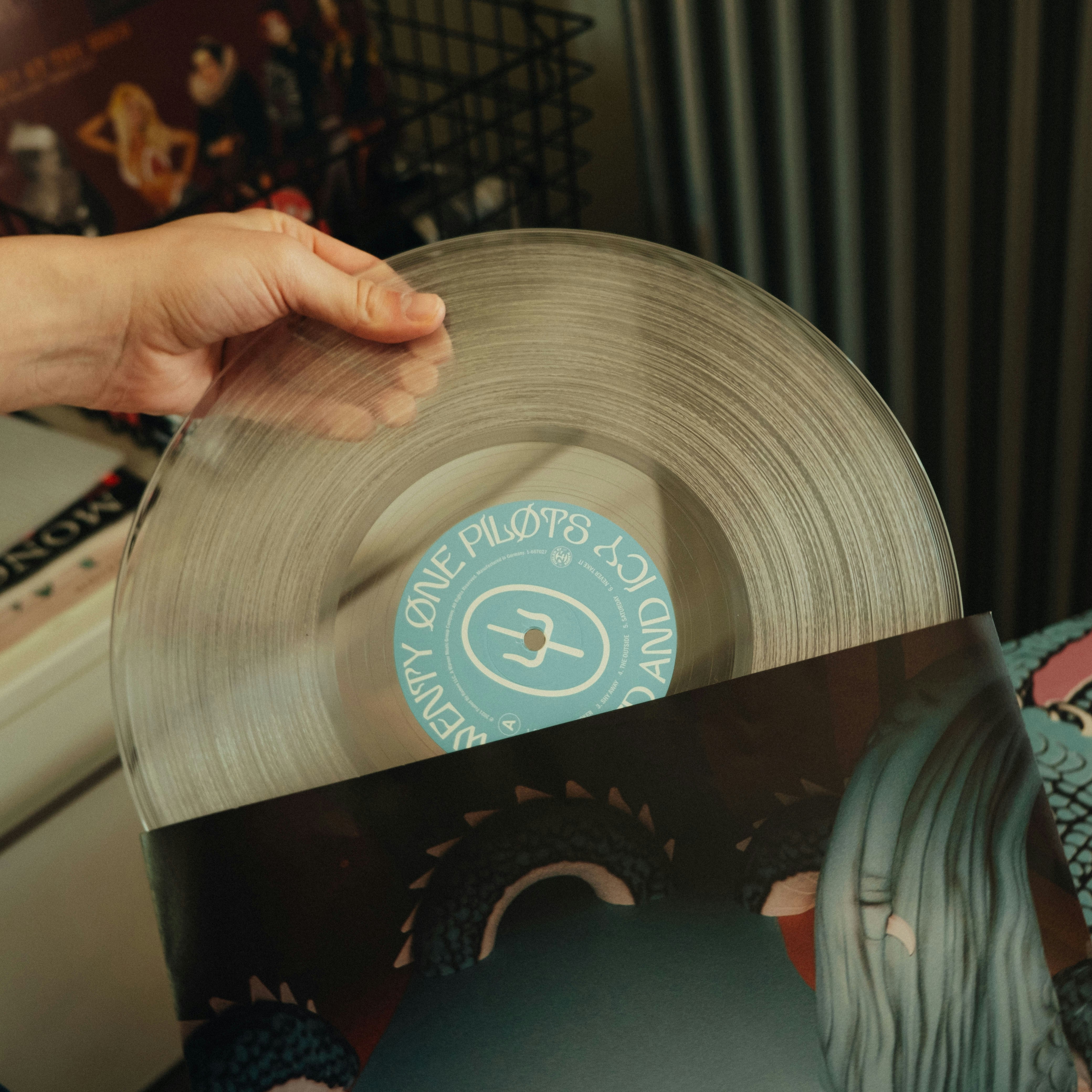 uma pessoa com um registro na mão