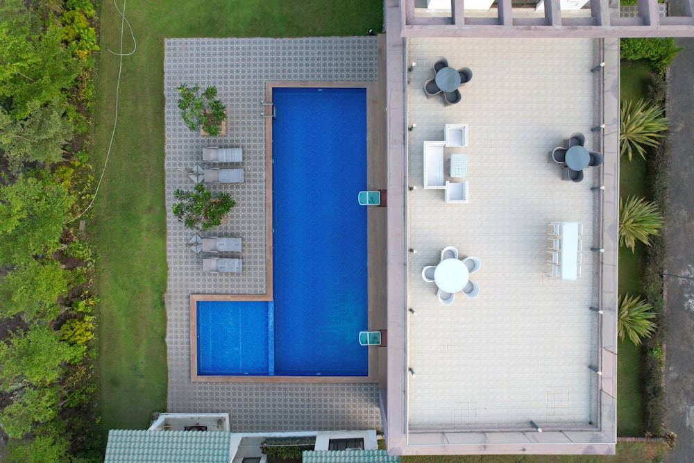 Una veduta aerea di una piscina e di un patio