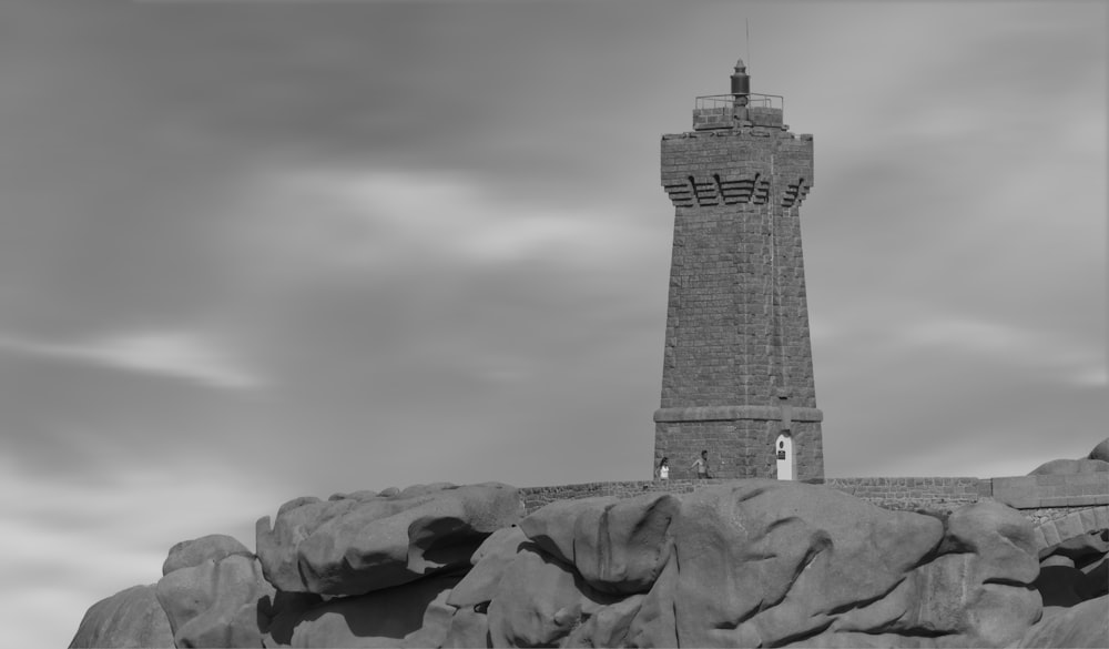uma foto em preto e branco de uma torre alta