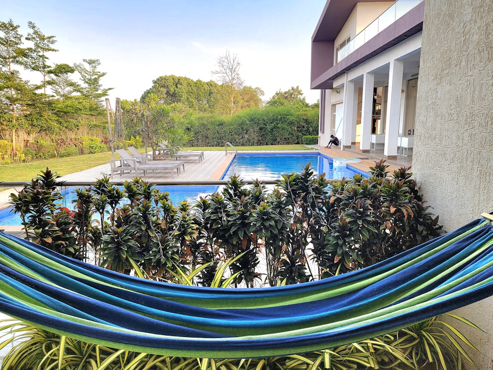 un'amaca blu e verde seduta accanto a una piscina