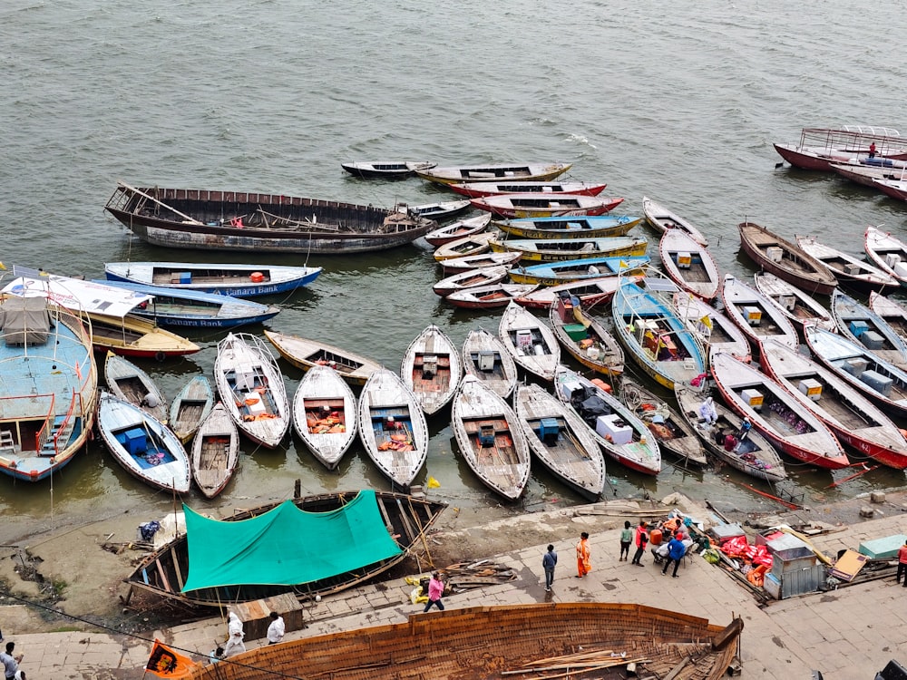 ein Haufen Boote, die im Wasser sitzen