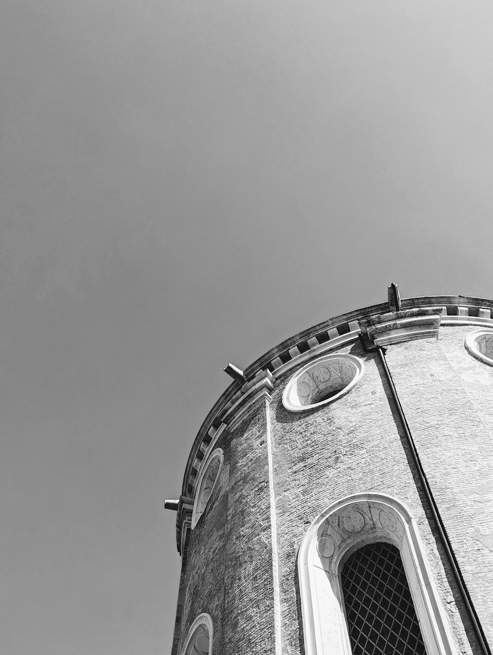 uma foto em preto e branco de uma torre de relógio