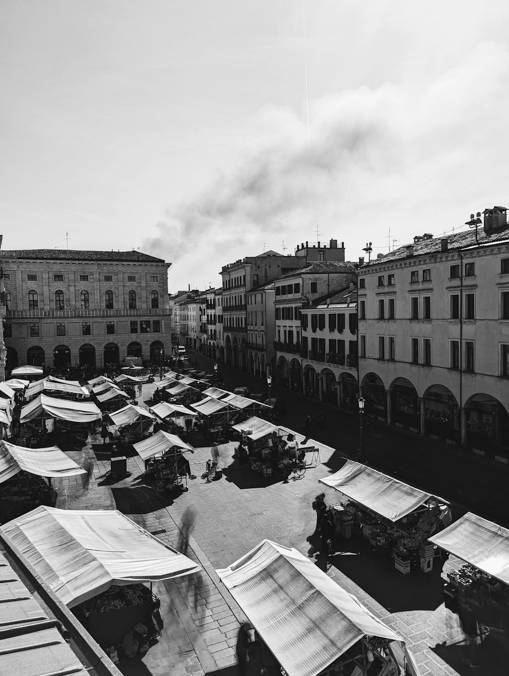 uma foto em preto e branco de um mercado ao ar livre