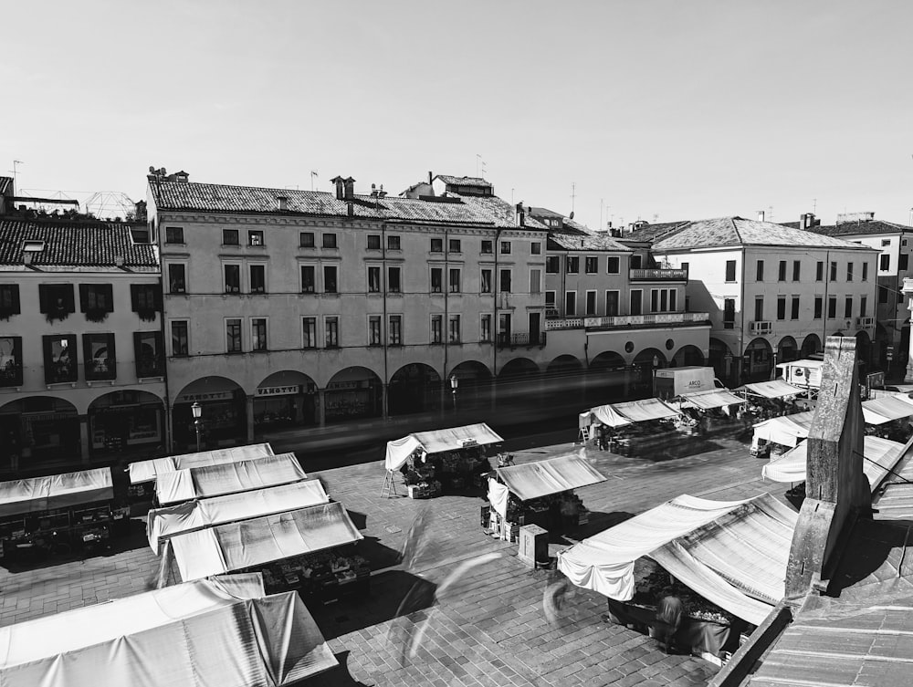 uma foto em preto e branco de barracas e edifícios