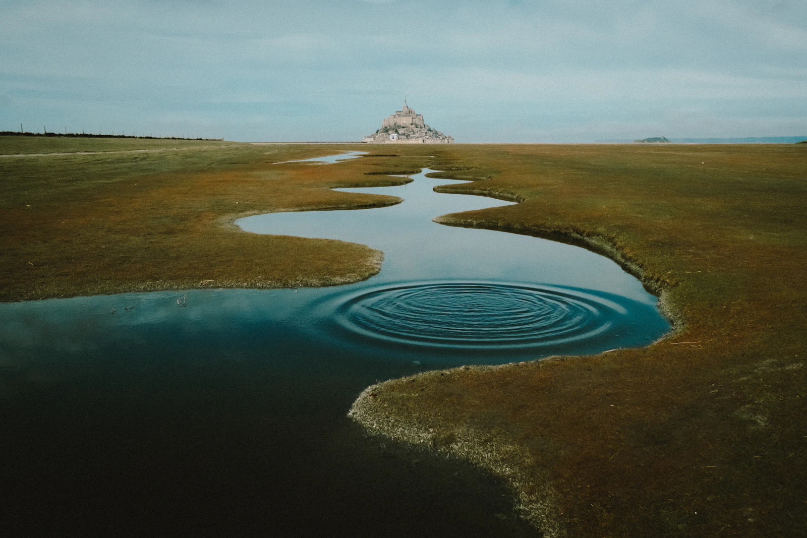 Mont Saint-Michel over de wadplaten bij laagwater