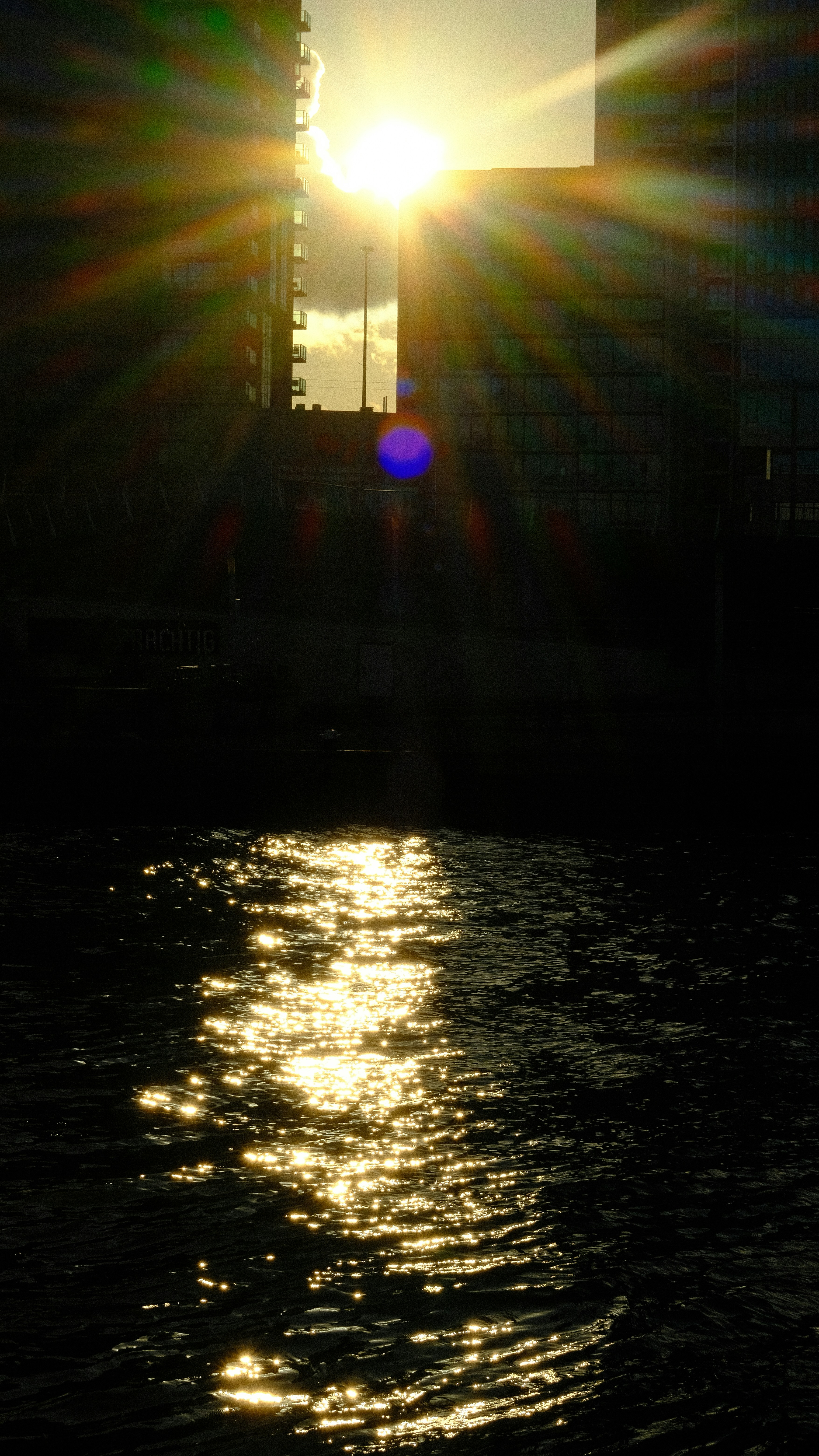 El sol brilla intensamente sobre un cuerpo de agua