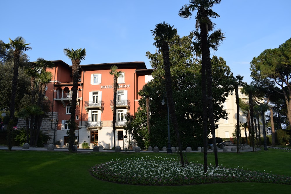 Un edificio con palmeras frente a él