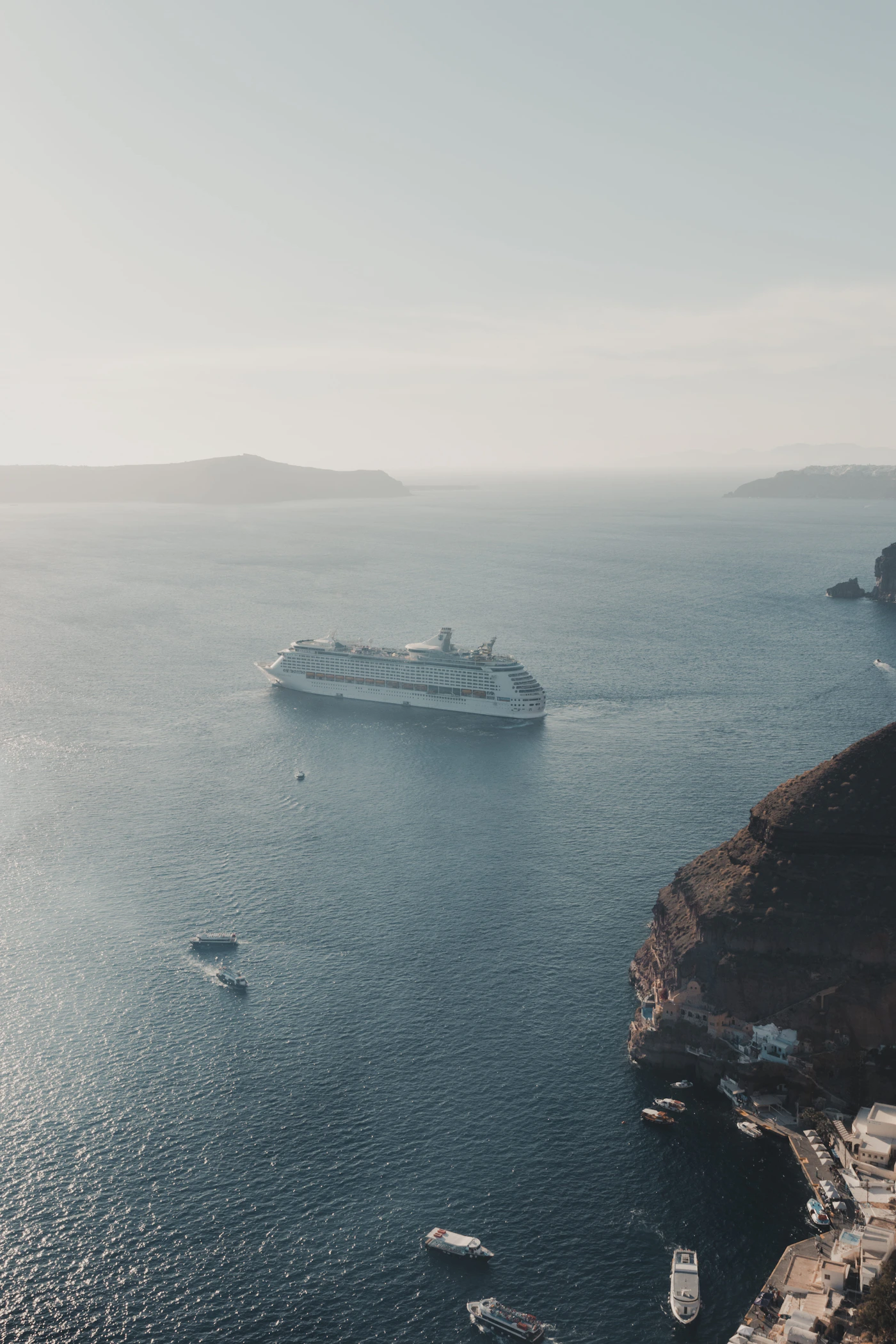 Navire de croisière au large d'une côte méditerranéenne