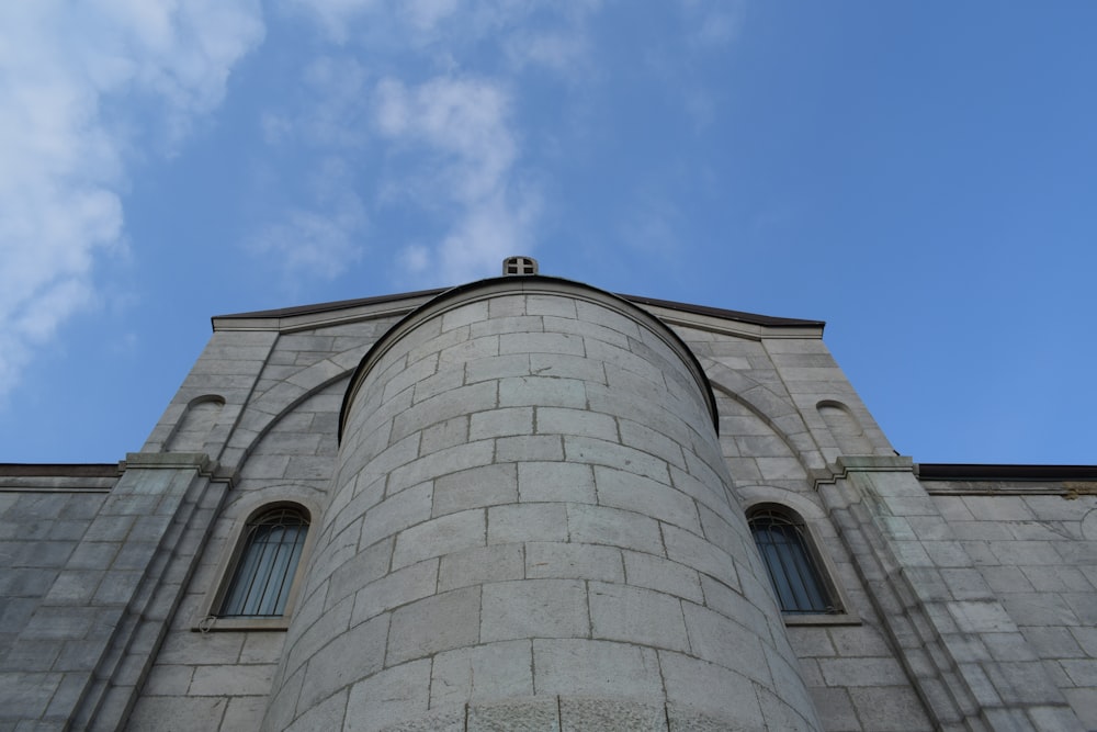 ein hohes Gebäude mit einem Kreuz auf der Spitze