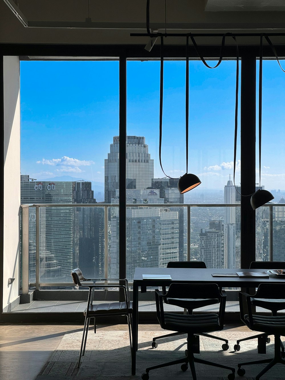 una mesa y sillas en una habitación con vistas a la ciudad