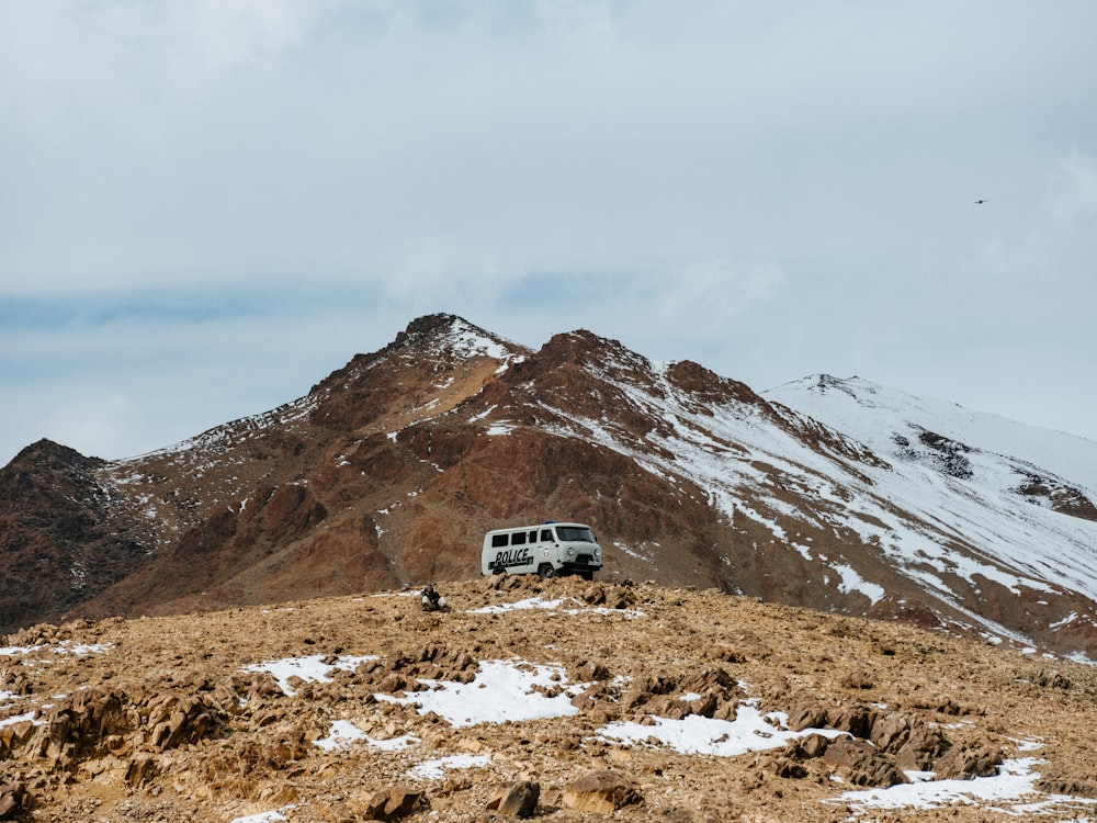 Une camionnette est garée sur le flanc d’une montagne