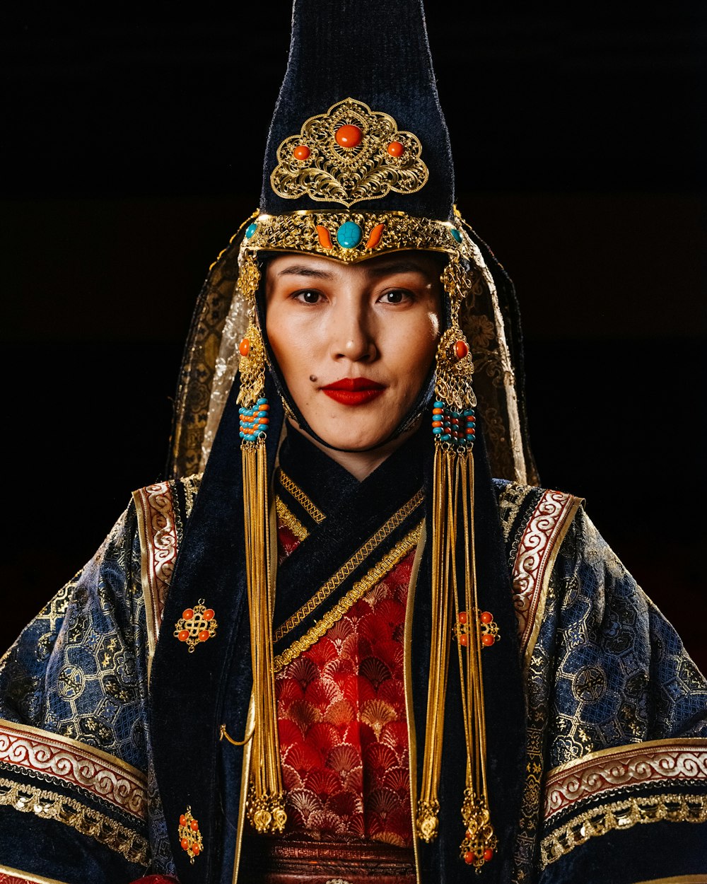 Una mujer vestida con un traje tradicional chino