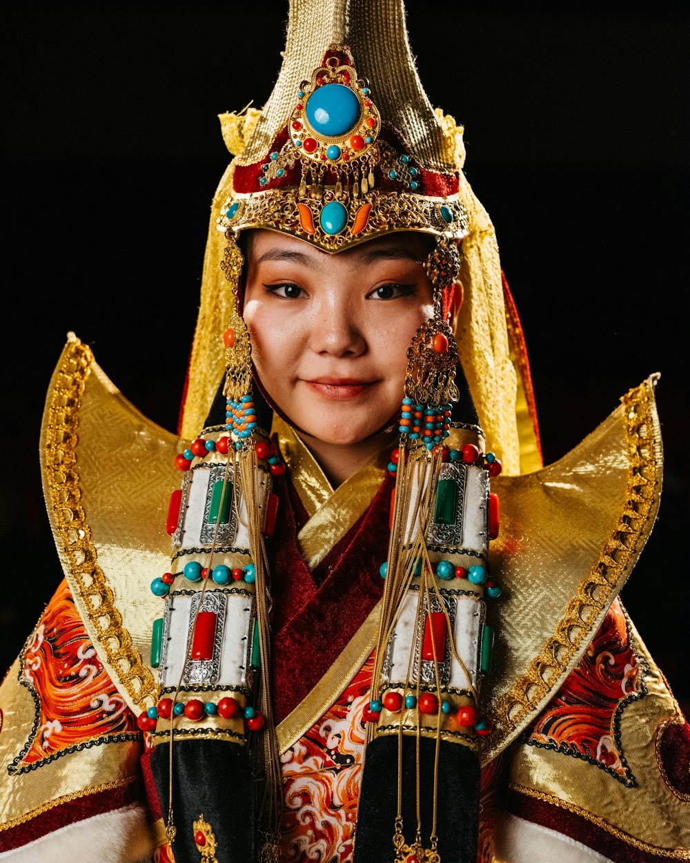 Une femme asiatique portant un costume et une coiffe