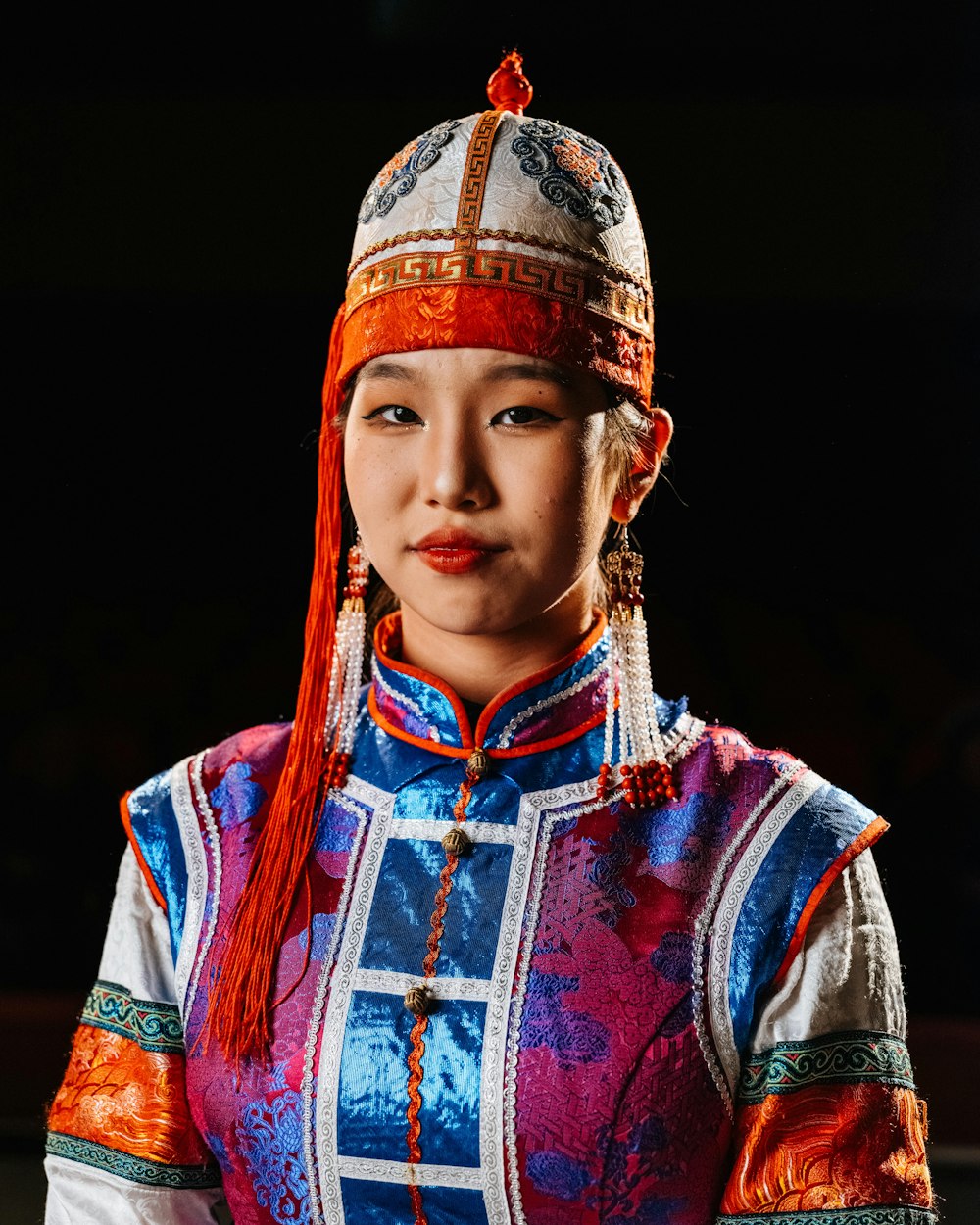 une femme portant une robe colorée et un chapeau