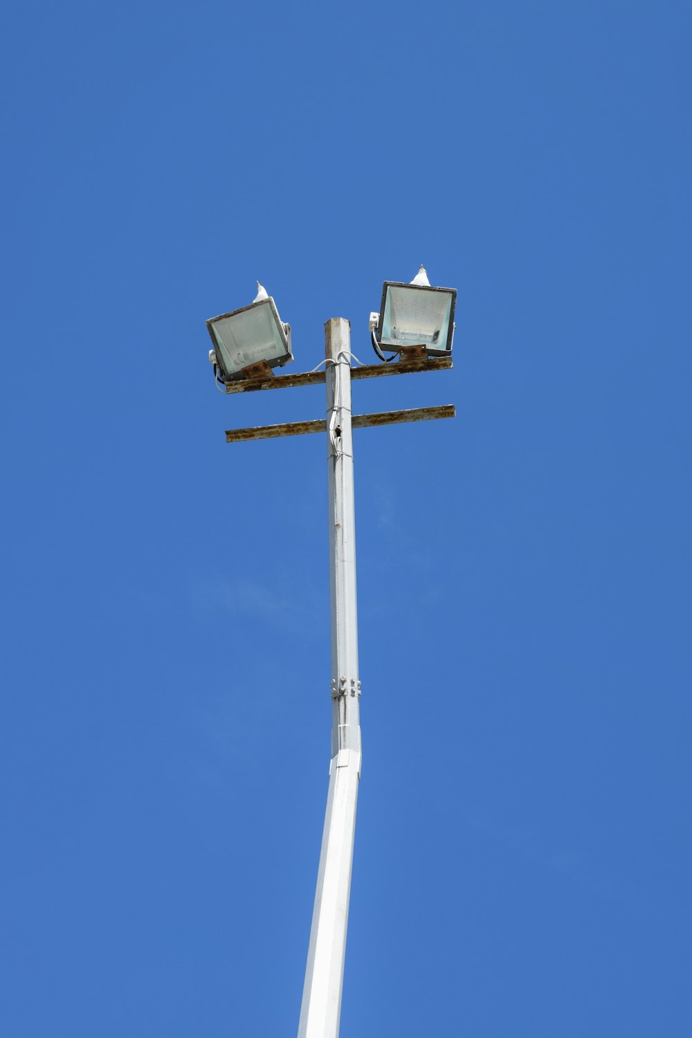 un lampione con due luci in cima