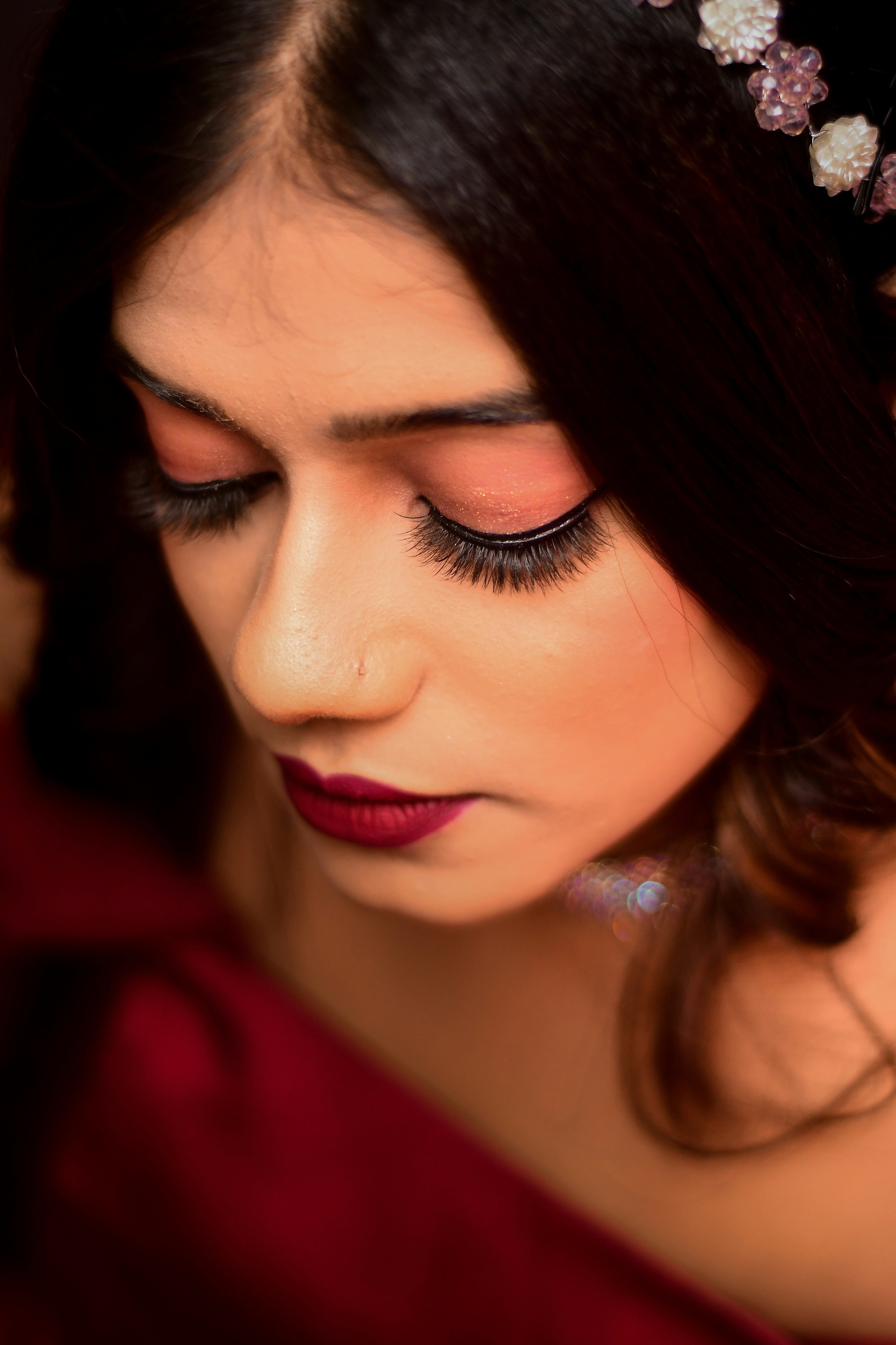 uma mulher em um vestido vermelho com uma flor em seu cabelo