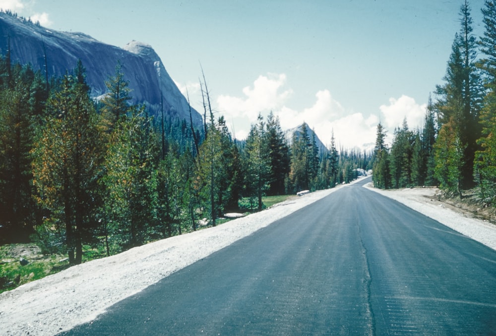 una carretera con una montaña al fondo