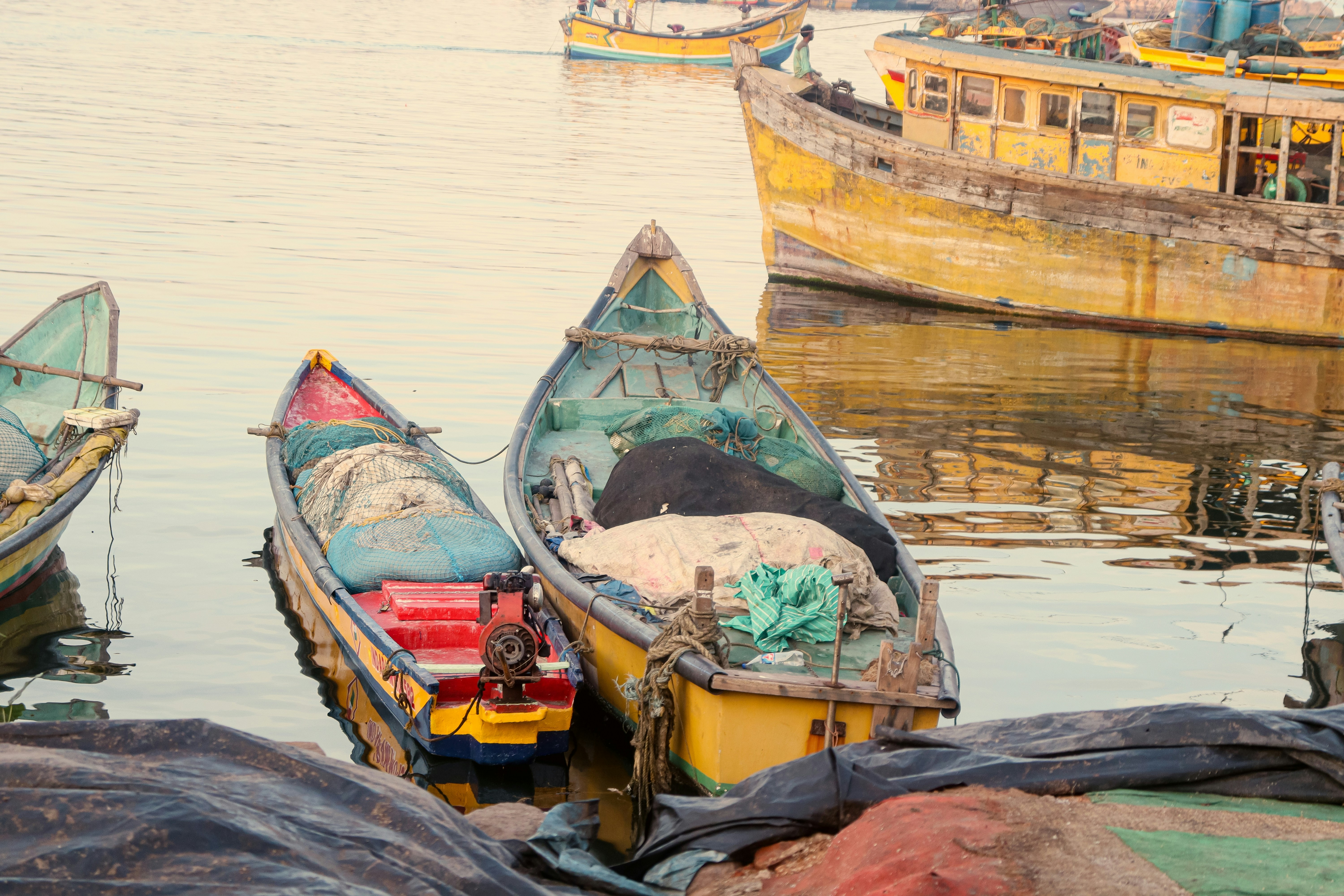 un groupe de bateaux flottant au-dessus d’un plan d’eau