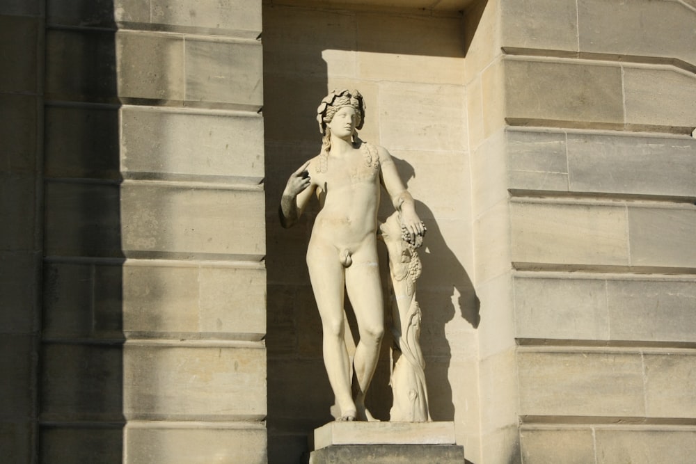 une statue d’une femme et d’un chien à l’extérieur d’un bâtiment