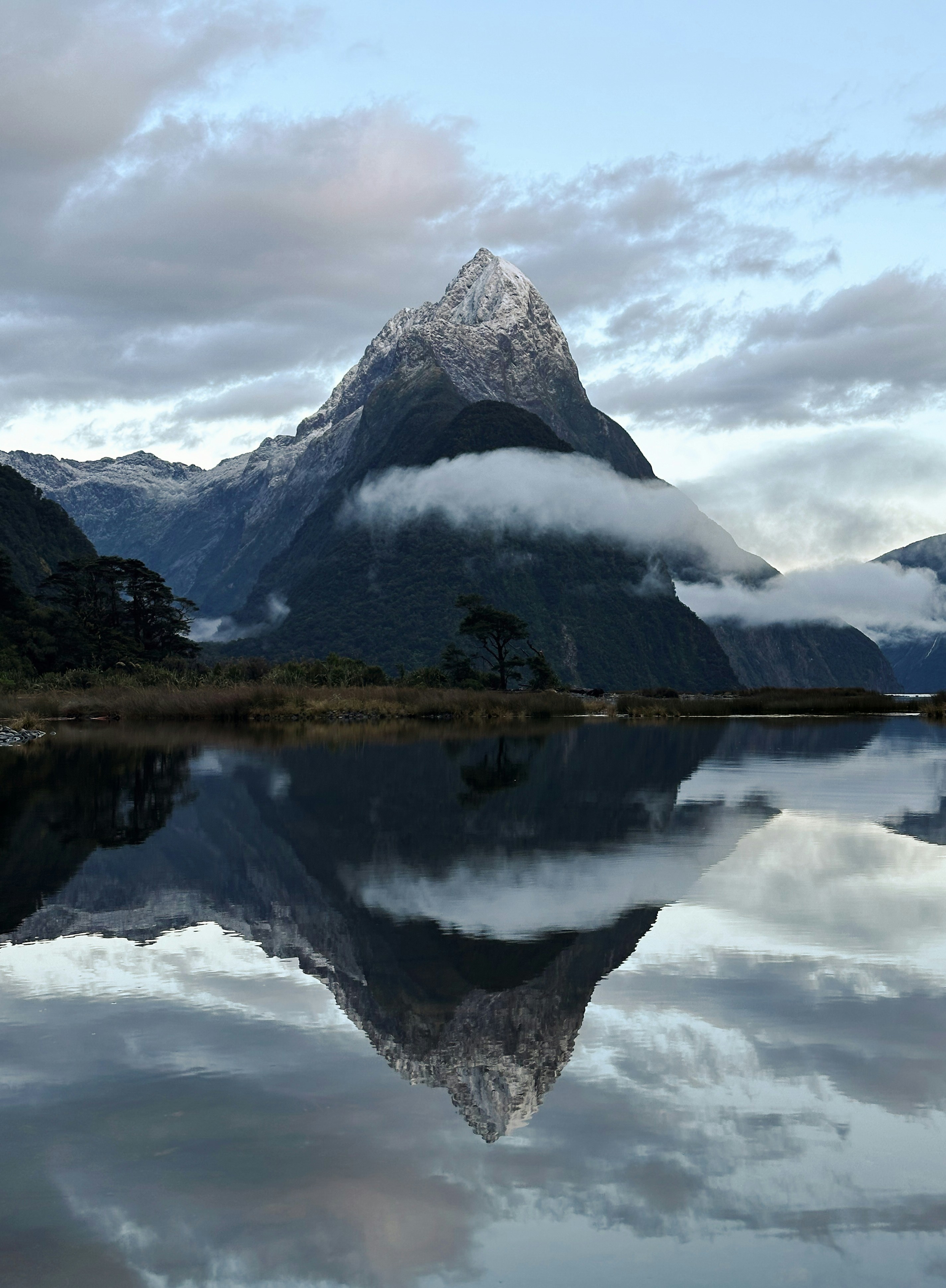 une montagne avec un lac en face d’elle