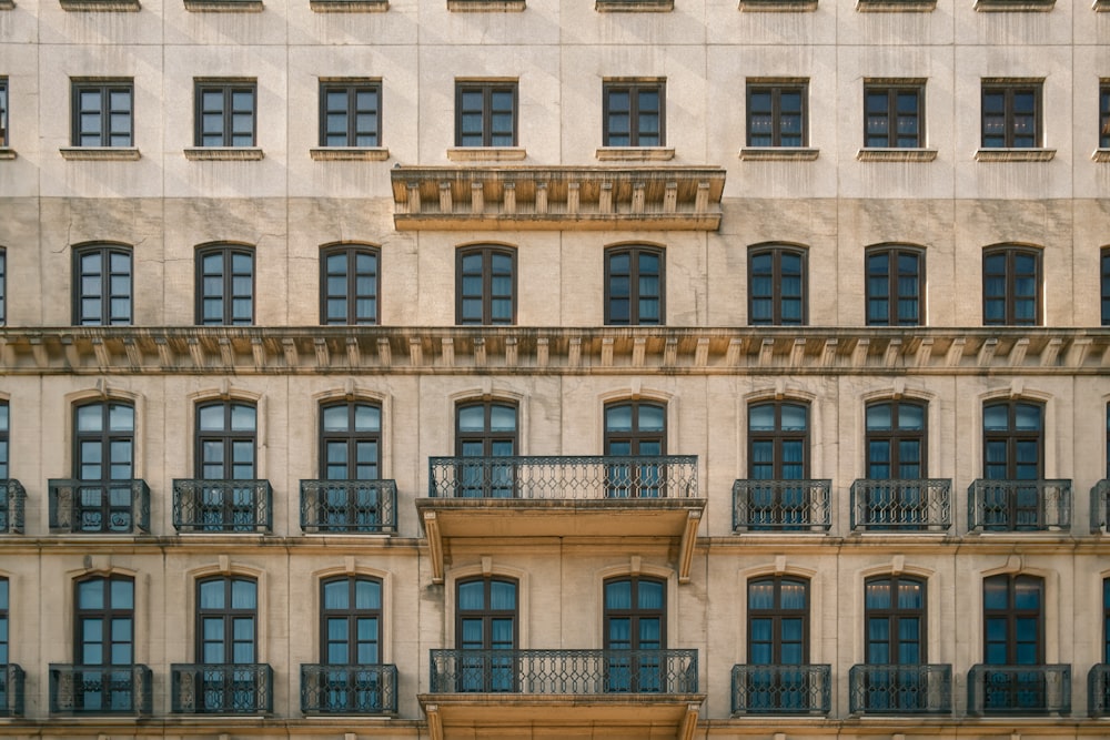 ein großes Gebäude mit vielen Fenstern und Balkonen