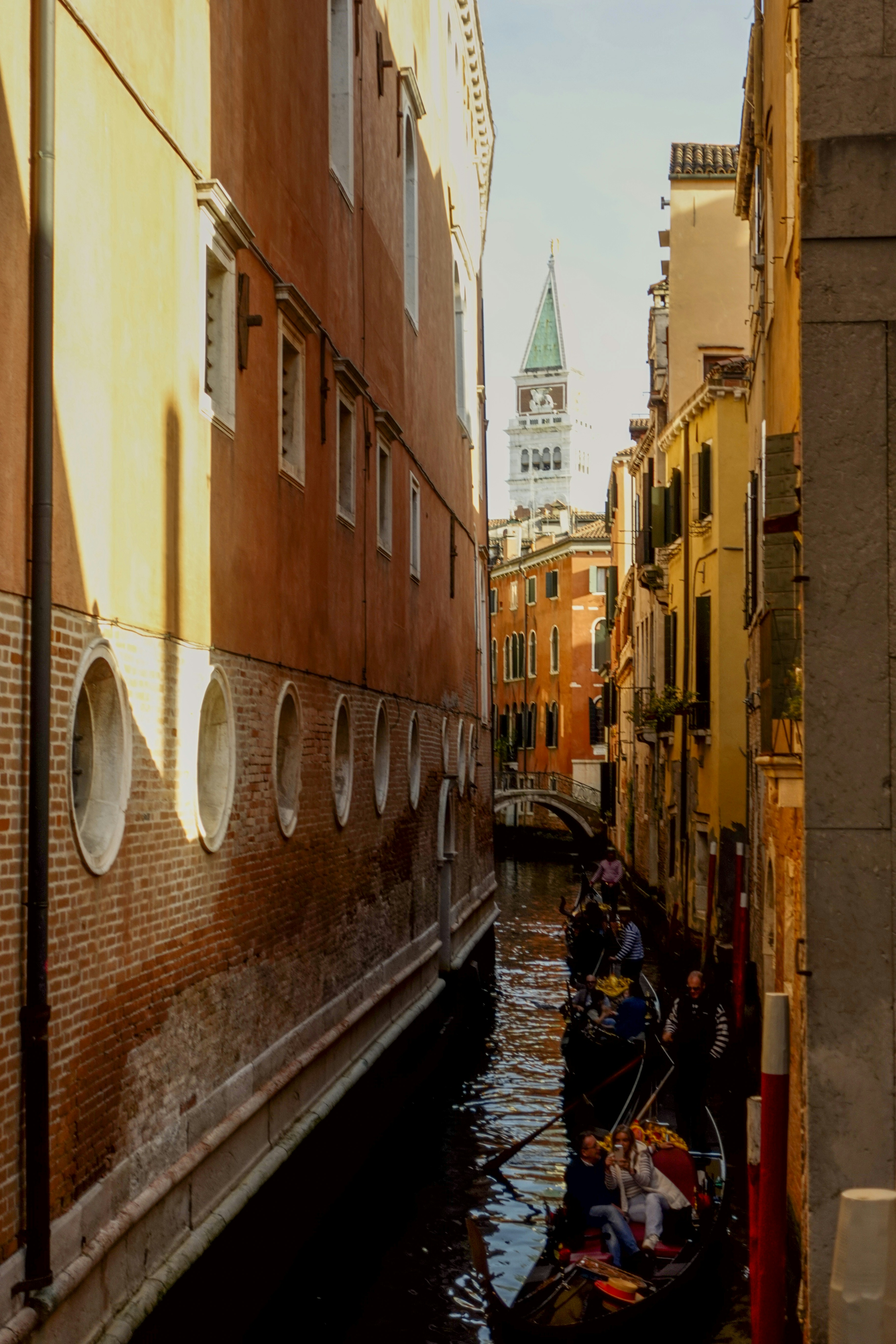 고층 건물 옆의 강을 따라 떠 다니는 두 척의 보트