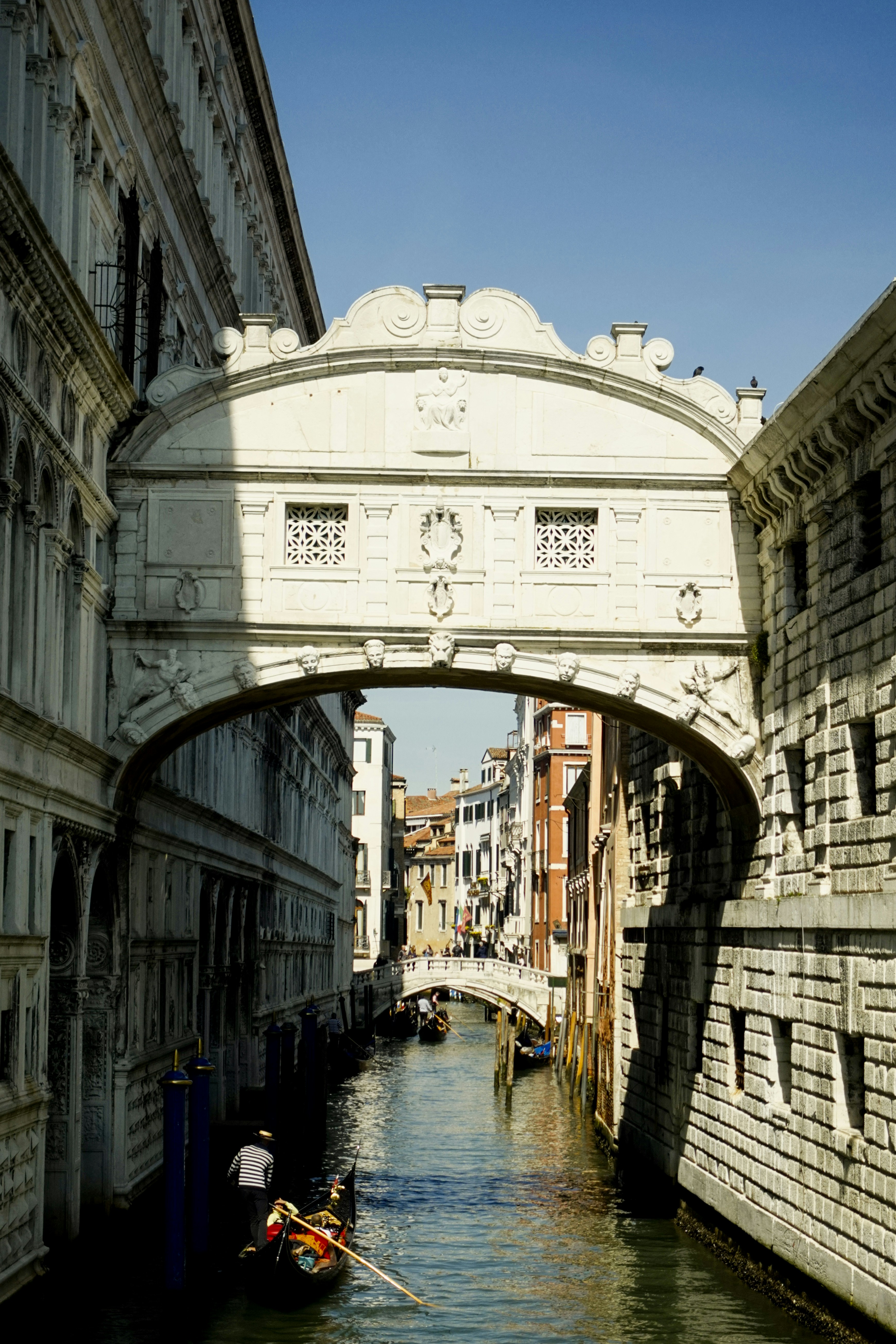 배가 운하의 다리 밑으로 가고 있습니다