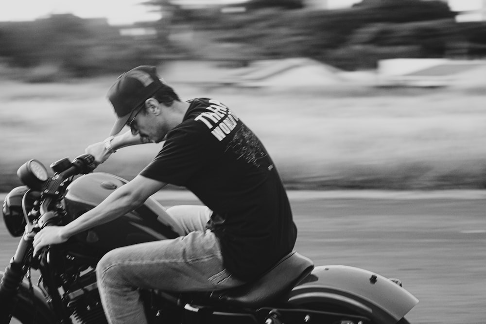 ein Mann, der auf dem Rücken eines Motorrads fährt