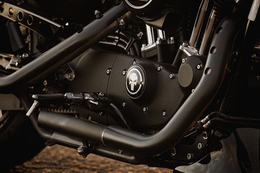 um close up de um motor de motocicleta preto