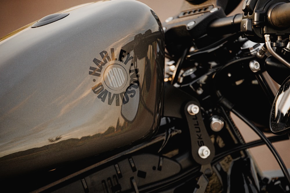 um close up do guidão de uma motocicleta