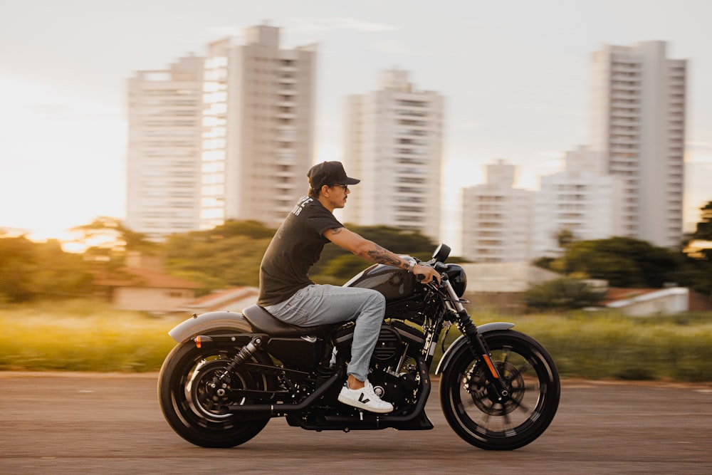 um homem andando de moto em uma rua da cidade