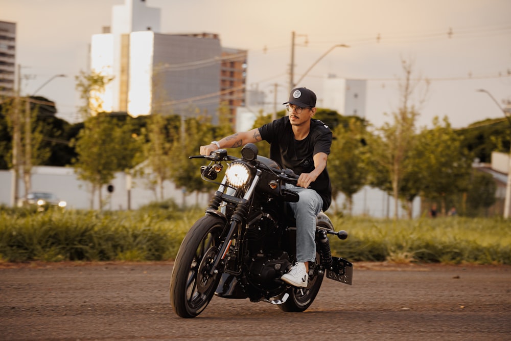 um homem na garupa de uma motocicleta