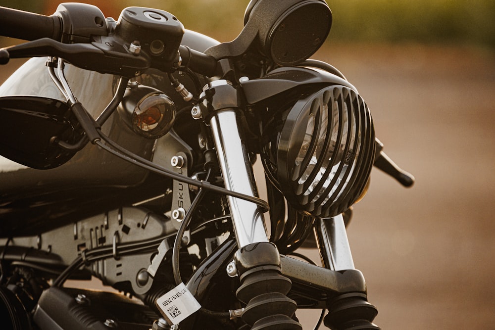 um close up da frente de uma motocicleta