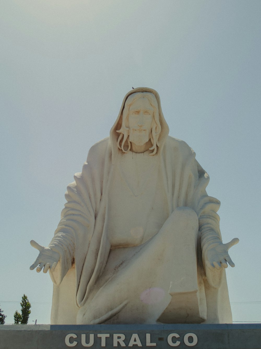 una estatua de un hombre con los brazos extendidos