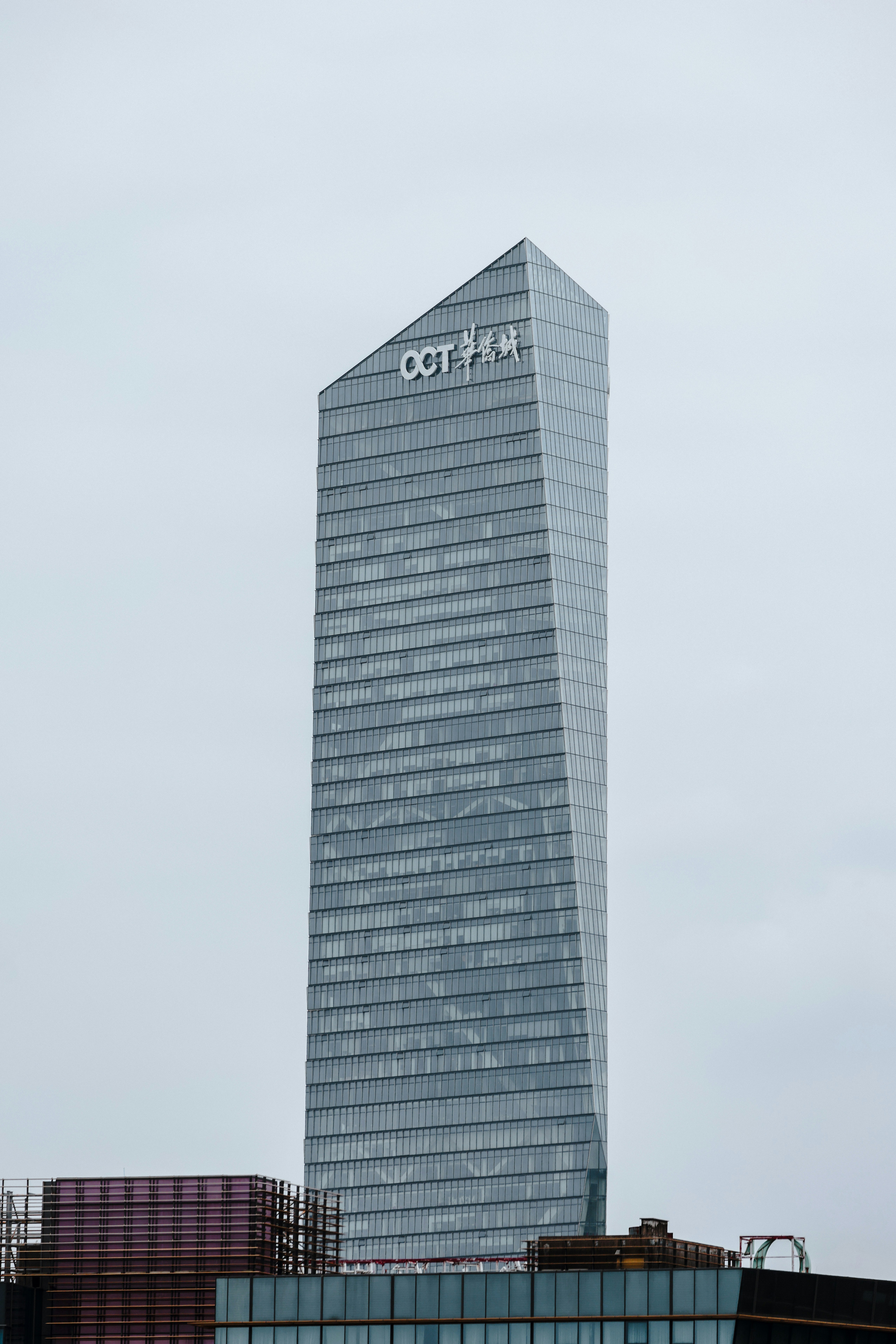 un très grand bâtiment assis au milieu d’une ville