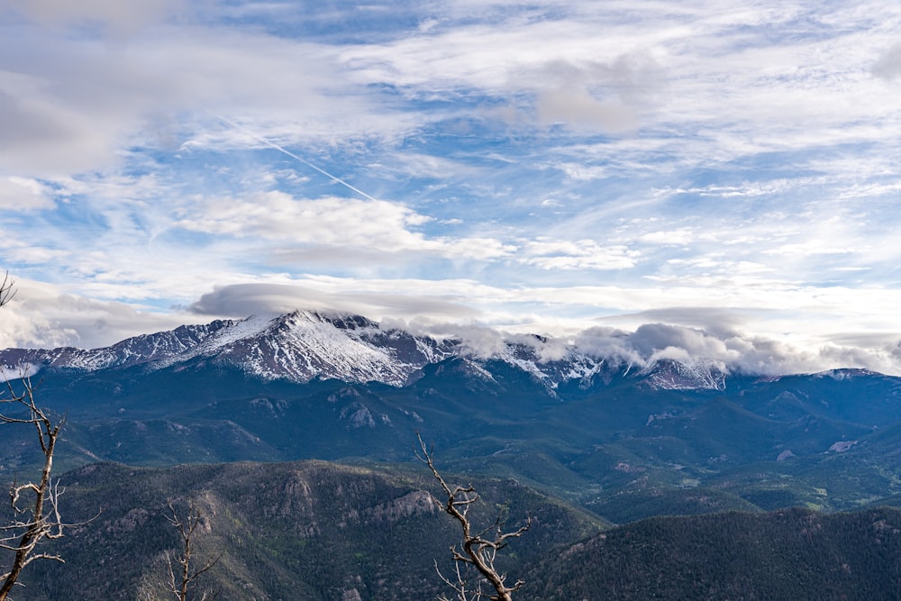 une vue de loin sur une chaîne de montagnes