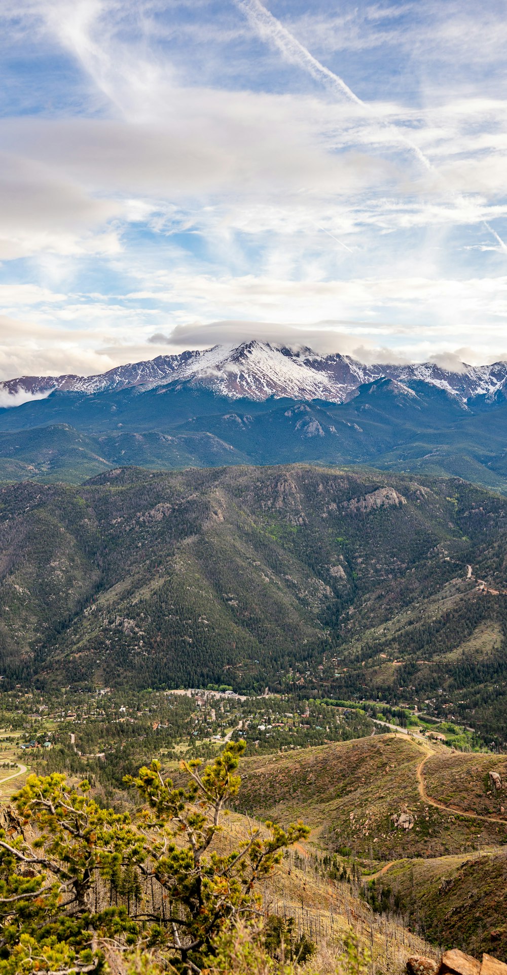 Una vista di una catena montuosa con montagne innevate in lontananza