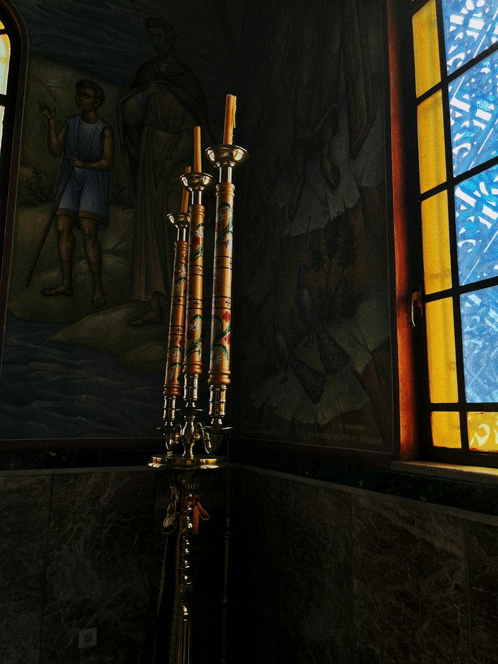 un candelabro frente a una vidriera