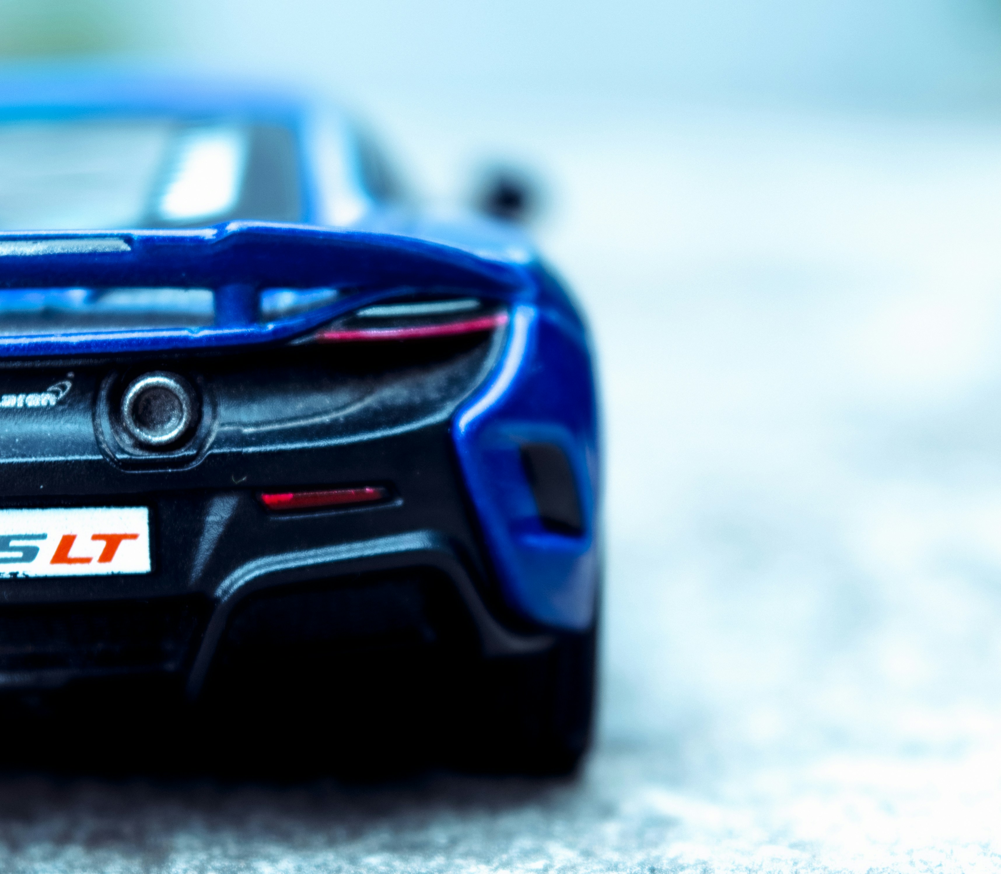 un primo piano di una macchinina su un tavolo