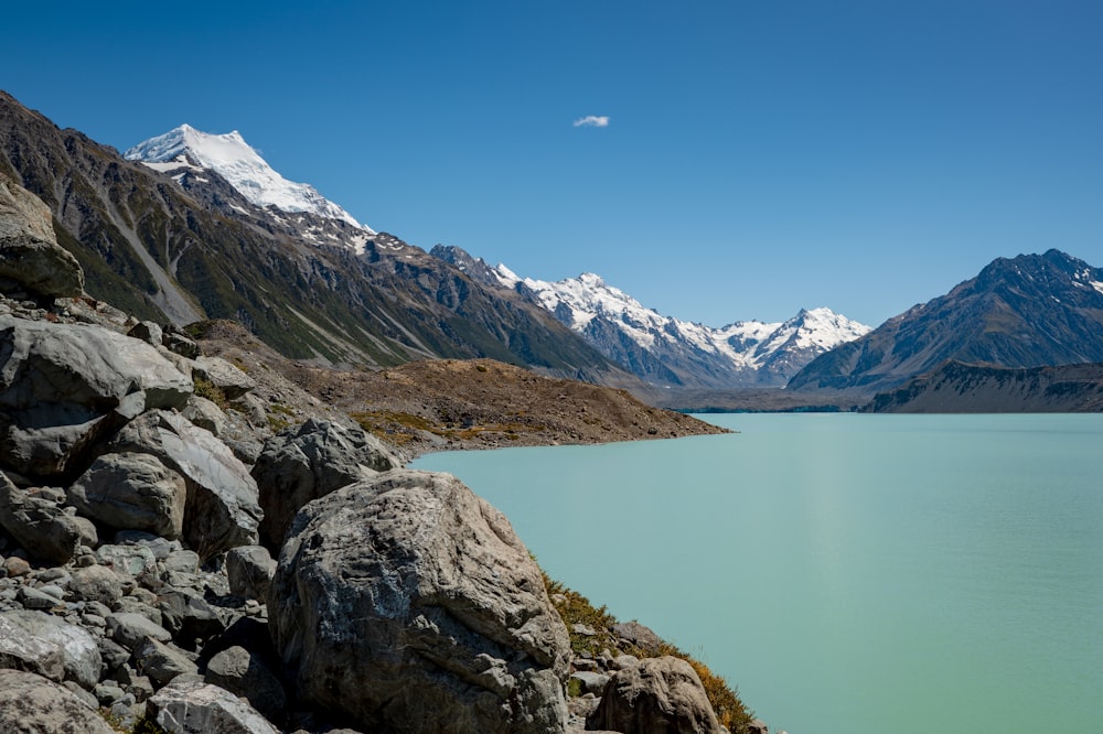 un grand plan d’eau entouré de montagnes